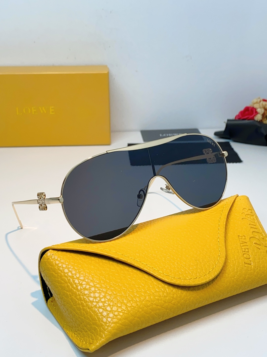 Loewe罗意威  2026新款自带慵懒大牌感的连体飞行员墨镜，夏日出行颜值天花板✨ 一体式无边风镜造型，流畅大圆弧轮廓