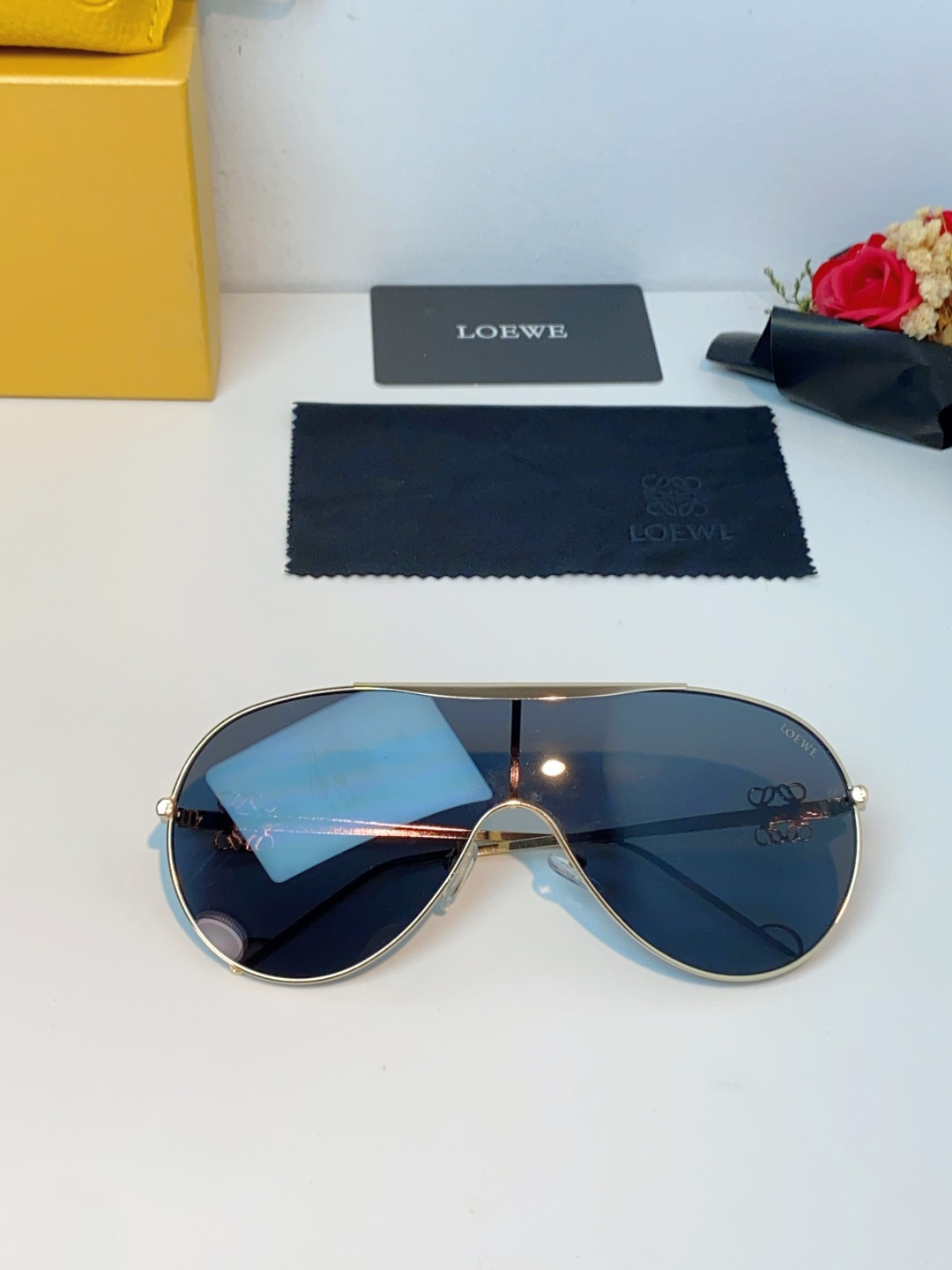 Loewe罗意威  2026新款自带慵懒大牌感的连体飞行员墨镜，夏日出行颜值天花板✨ 一体式无边风镜造型，流畅大圆弧轮廓