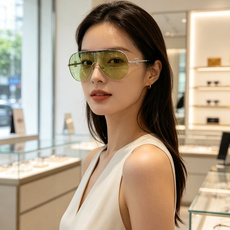 Loewe罗意威 2026新款自带慵懒大牌感的连体飞行员墨镜,夏日出行颜值天花板✨ 一体式无边风镜造型,流畅大圆弧轮廓 Loewe罗意威 2026新款自带慵懒大牌感的连体飞行员墨镜,夏日出行颜值天花板✨ 一体式无边风镜造型,流畅大圆弧轮廓