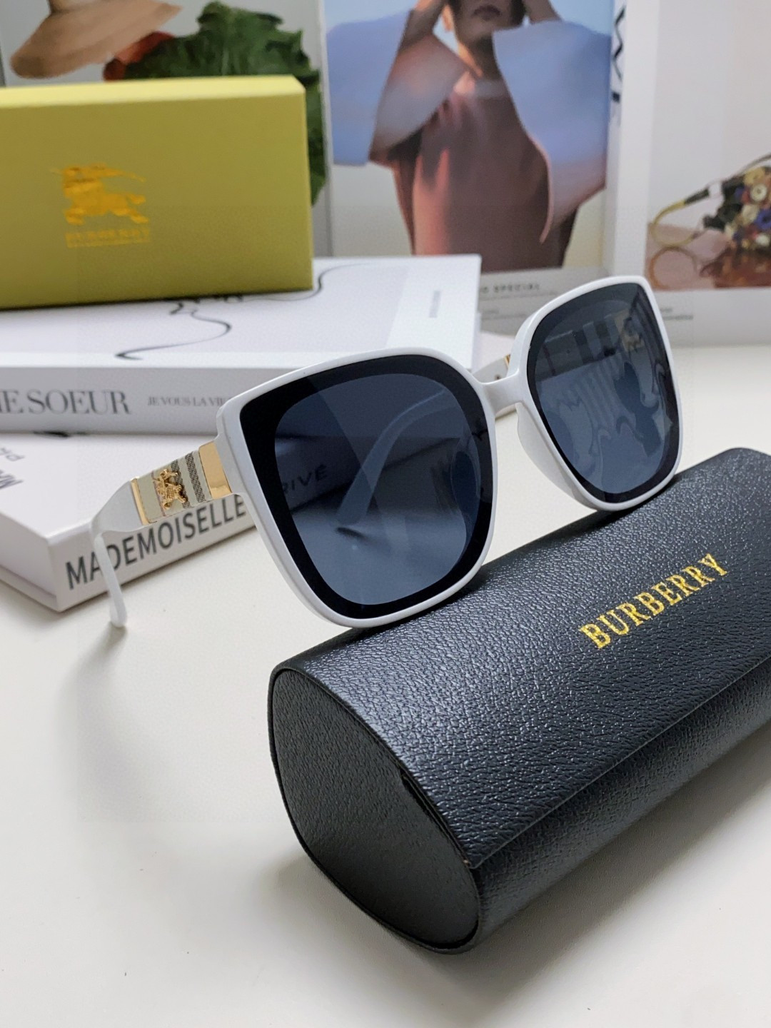 Burberry巴宝莉 2026新款韩版大框宽腿个性超快名媛风墨镜男女通用网红同款显瘦新太阳眼镜 战马🐎配经典格纹  