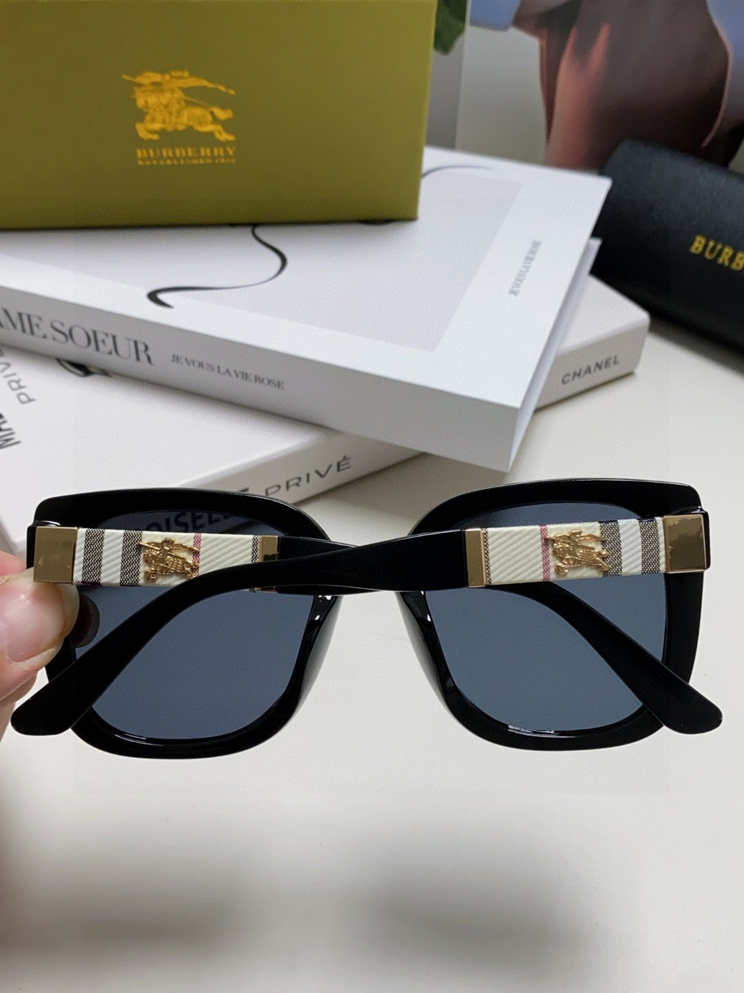 Burberry巴宝莉 2026新款韩版大框宽腿个性超快名媛风墨镜男女通用网红同款显瘦新太阳眼镜 战马🐎配经典格纹  