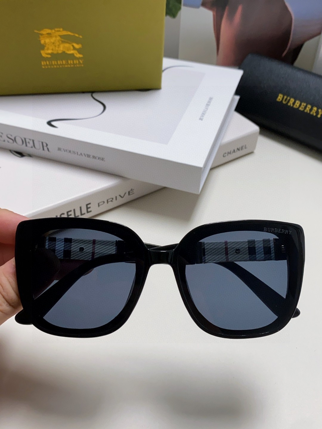 Burberry巴宝莉 2026新款韩版大框宽腿个性超快名媛风墨镜男女通用网红同款显瘦新太阳眼镜 战马🐎配经典格纹  