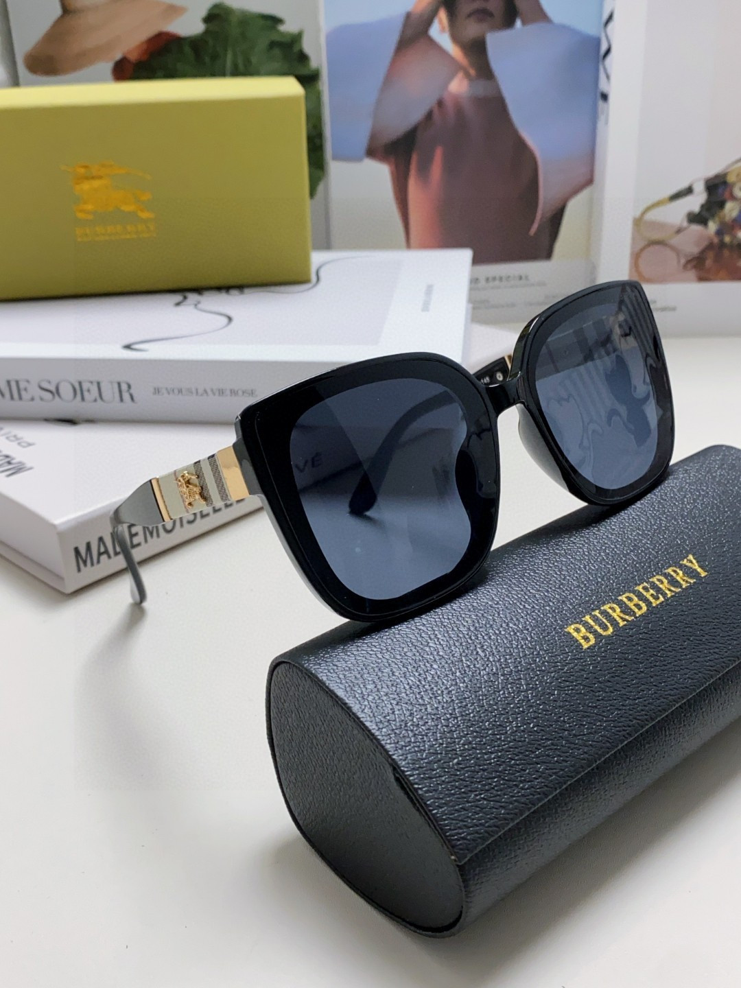 Burberry巴宝莉 2026新款韩版大框宽腿个性超快名媛风墨镜男女通用网红同款显瘦新太阳眼镜 战马🐎配经典格纹  