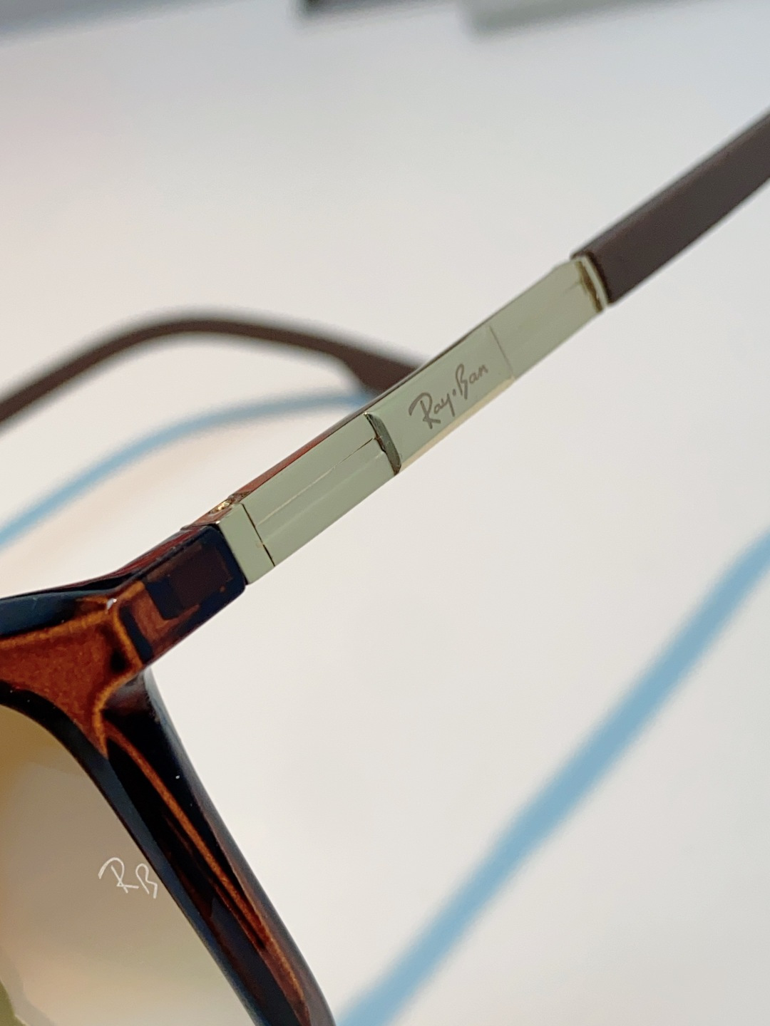 RayBan雷朋 2026新款被问爆的日常万能墨镜✨雷朋这款黑方框真的闭眼入!经典永不过时的方正镜框,镜框搭配浅渐变镜片 RayBan雷朋 2026新款被问爆的日常万能墨镜✨雷朋这款黑方框真的闭眼入!经典永不过时的方正镜框,镜框搭配浅渐变镜片