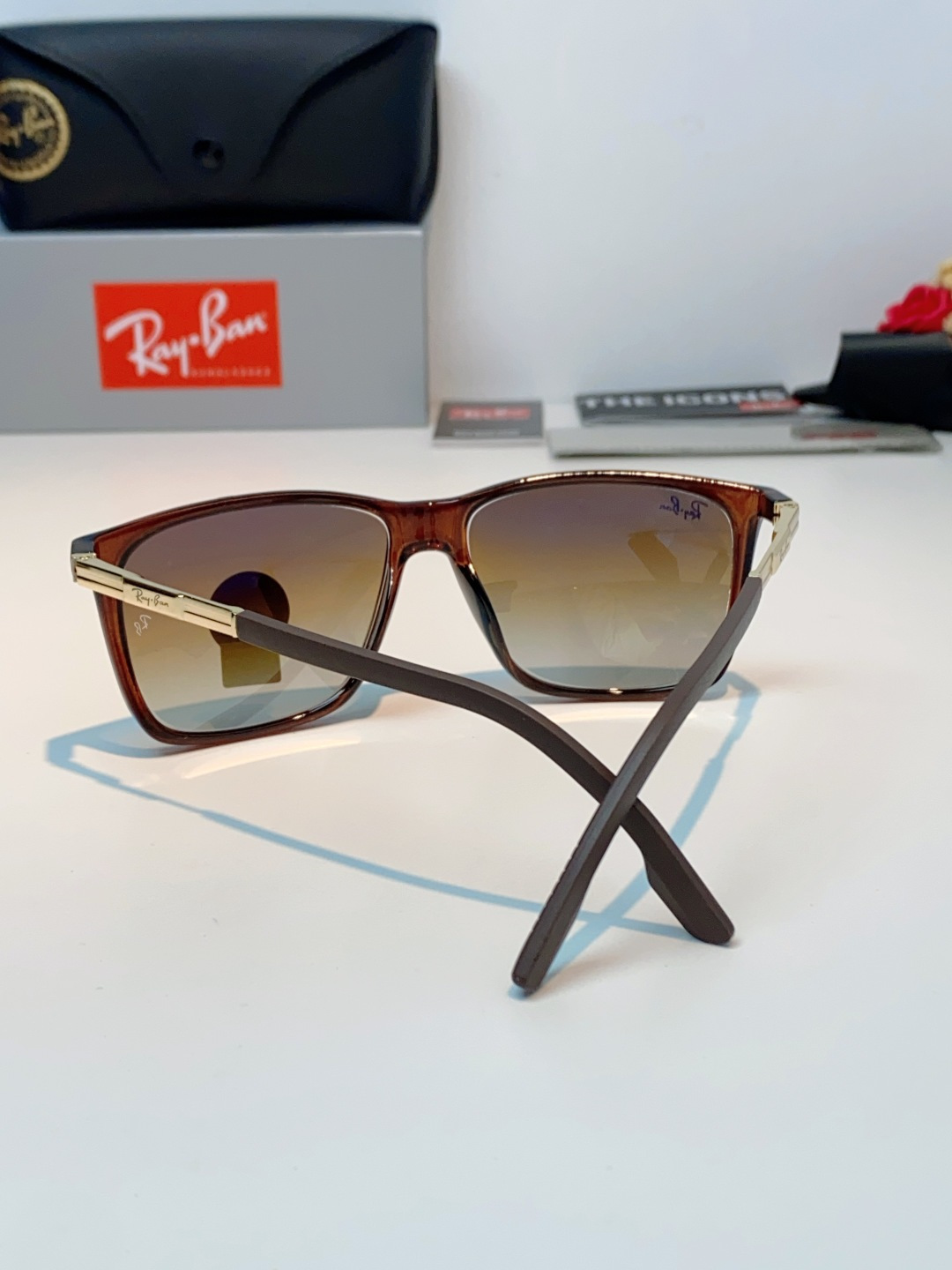 RayBan雷朋 2026新款被问爆的日常万能墨镜✨雷朋这款黑方框真的闭眼入!经典永不过时的方正镜框,镜框搭配浅渐变镜片 RayBan雷朋 2026新款被问爆的日常万能墨镜✨雷朋这款黑方框真的闭眼入!经典永不过时的方正镜框,镜框搭配浅渐变镜片
