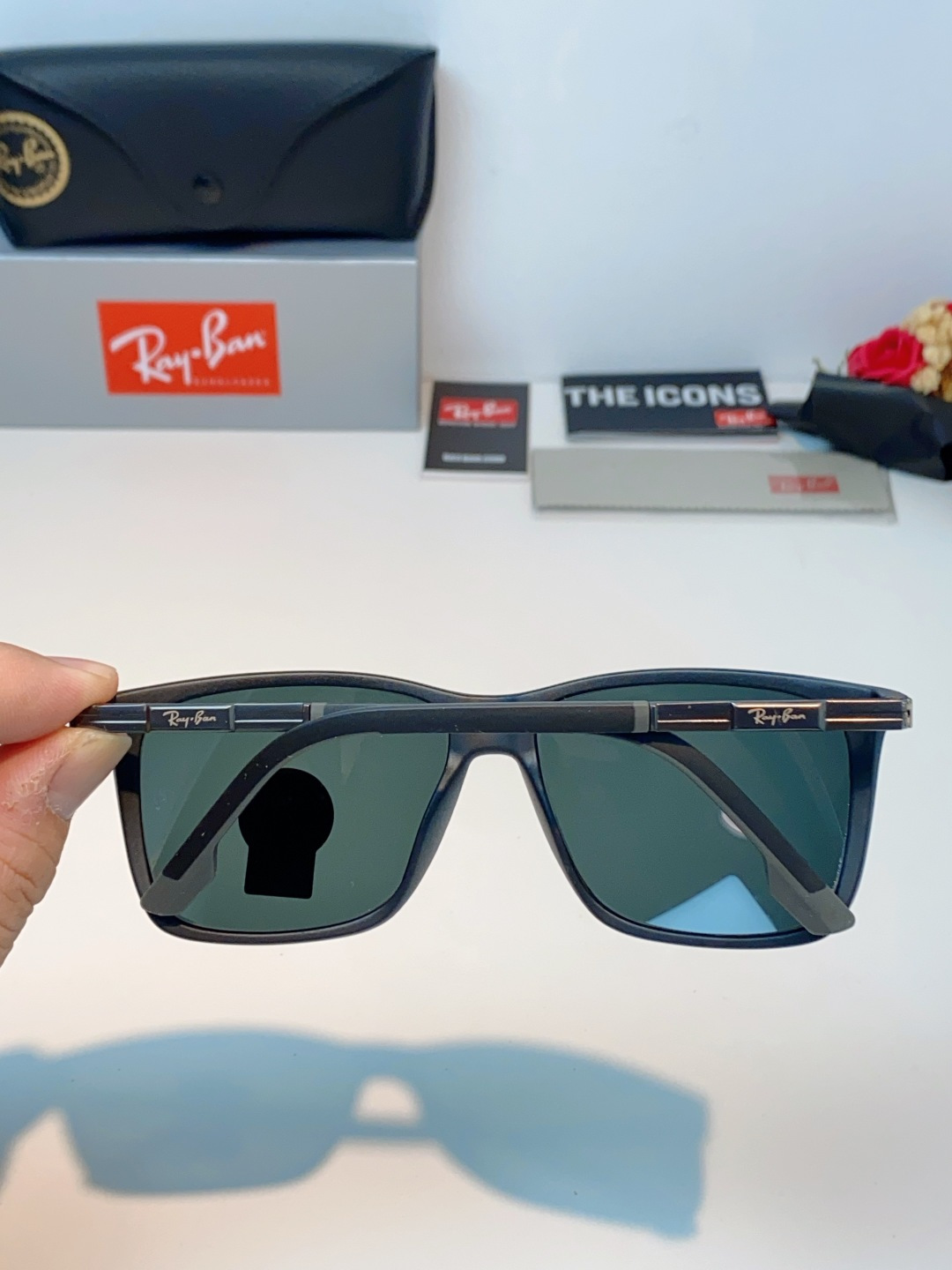 RayBan雷朋 2026新款被问爆的日常万能墨镜✨雷朋这款黑方框真的闭眼入!经典永不过时的方正镜框,镜框搭配浅渐变镜片 RayBan雷朋 2026新款被问爆的日常万能墨镜✨雷朋这款黑方框真的闭眼入!经典永不过时的方正镜框,镜框搭配浅渐变镜片