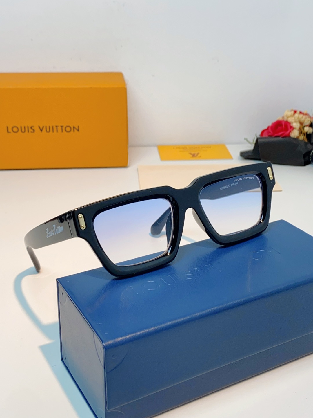 LouisVuitton路易威登 2026新款LV加宽加厚亮醋酸镜框，方正小方框剪裁利落有型，自带90年代复古街头气场；
