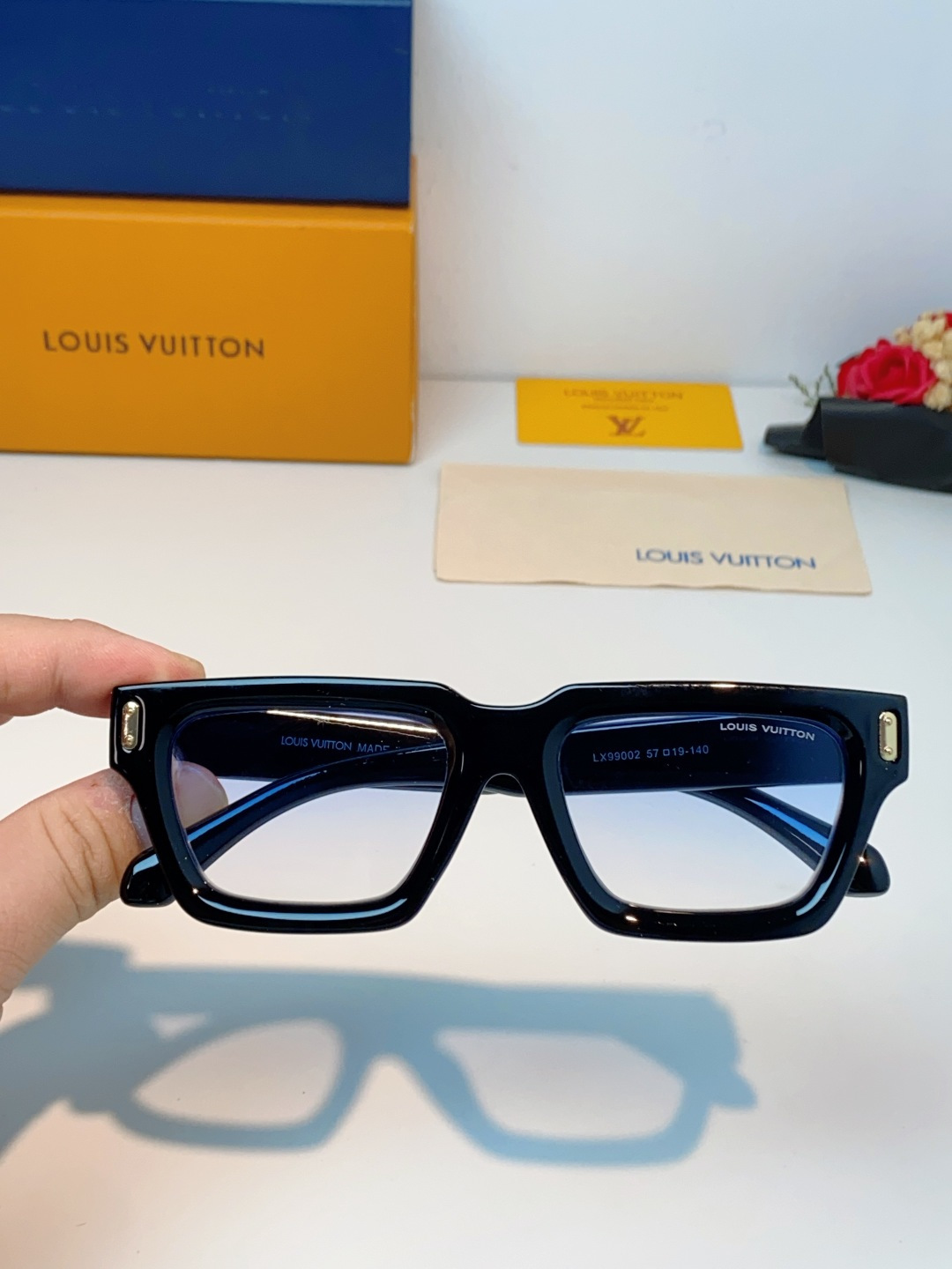 LouisVuitton路易威登 2026新款LV加宽加厚亮醋酸镜框，方正小方框剪裁利落有型，自带90年代复古街头气场；