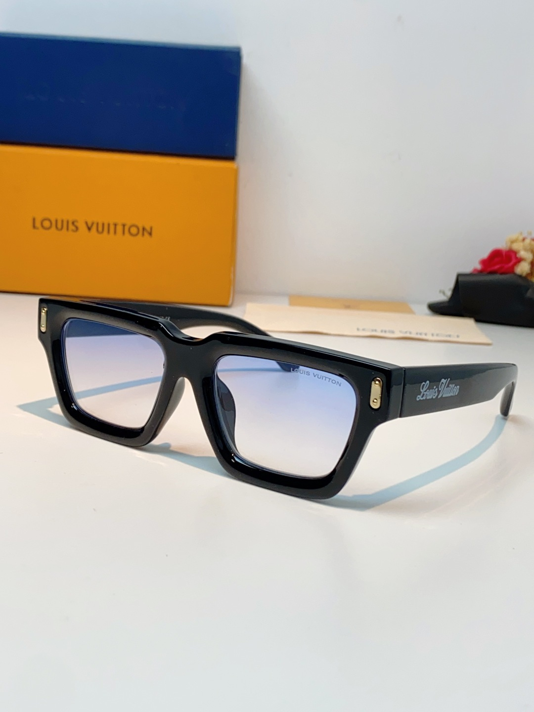 LouisVuitton路易威登 2026新款LV加宽加厚亮醋酸镜框，方正小方框剪裁利落有型，自带90年代复古街头气场；