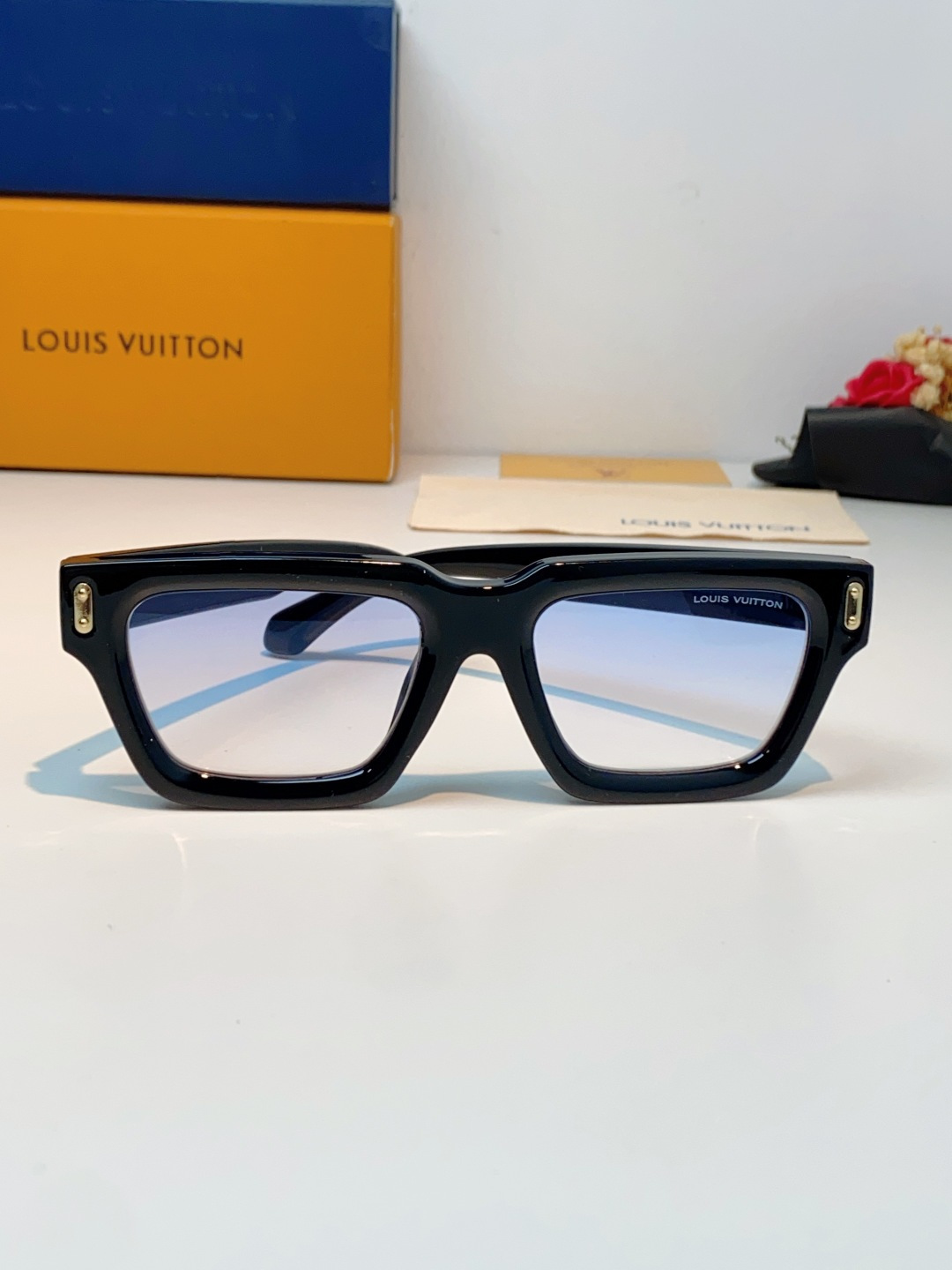 LouisVuitton路易威登 2026新款LV加宽加厚亮醋酸镜框，方正小方框剪裁利落有型，自带90年代复古街头气场；