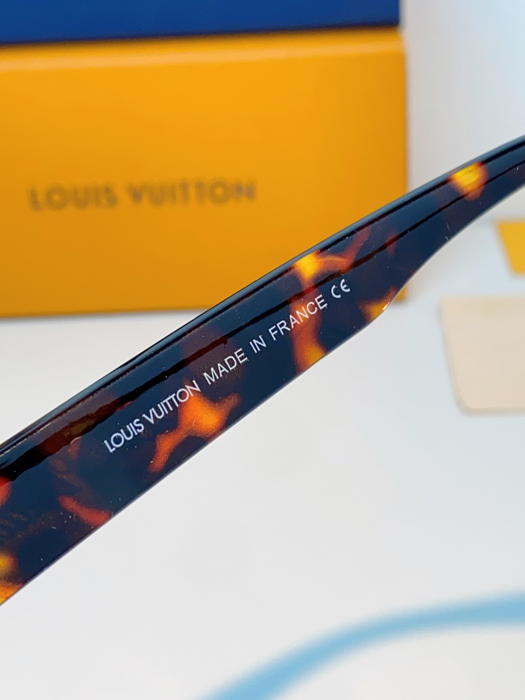 LouisVuitton路易威登 2026新款LV加宽加厚亮醋酸镜框，方正小方框剪裁利落有型，自带90年代复古街头气场；