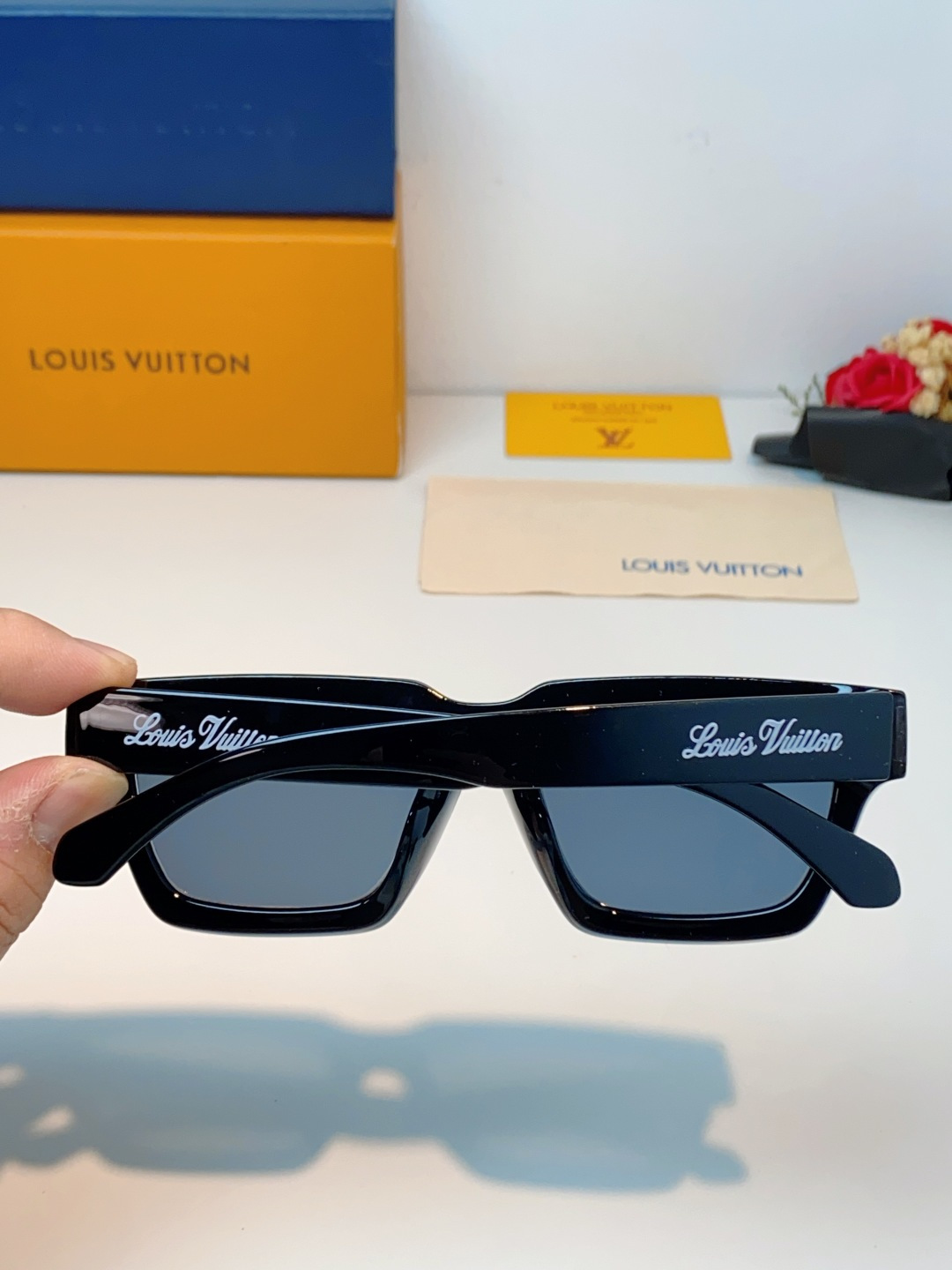LouisVuitton路易威登 2026新款LV加宽加厚亮醋酸镜框,方正小方框剪裁利落有型,自带90年代复古街头气场; LouisVuitton路易威登 2026新款LV加宽加厚亮醋酸镜框,方正小方框剪裁利落有型,自带90年代复古街头气场;