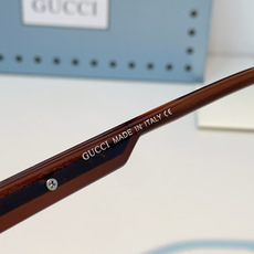 Gucci古奇 2026新款通体亮面醋酸材质打造硬朗大方框,线条利落规整,弱化面部轮廓棱角;圆脸佩戴收缩下颌显脸小,方脸 Gucci古奇 2026新款通体亮面醋酸材质打造硬朗大方框,线条利落规整,弱化面部轮廓棱角;圆脸佩戴收缩下颌显脸小,方脸