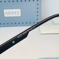 Gucci古奇 2026新款通体亮面醋酸材质打造硬朗大方框,线条利落规整,弱化面部轮廓棱角;圆脸佩戴收缩下颌显脸小,方脸 Gucci古奇 2026新款通体亮面醋酸材质打造硬朗大方框,线条利落规整,弱化面部轮廓棱角;圆脸佩戴收缩下颌显脸小,方脸