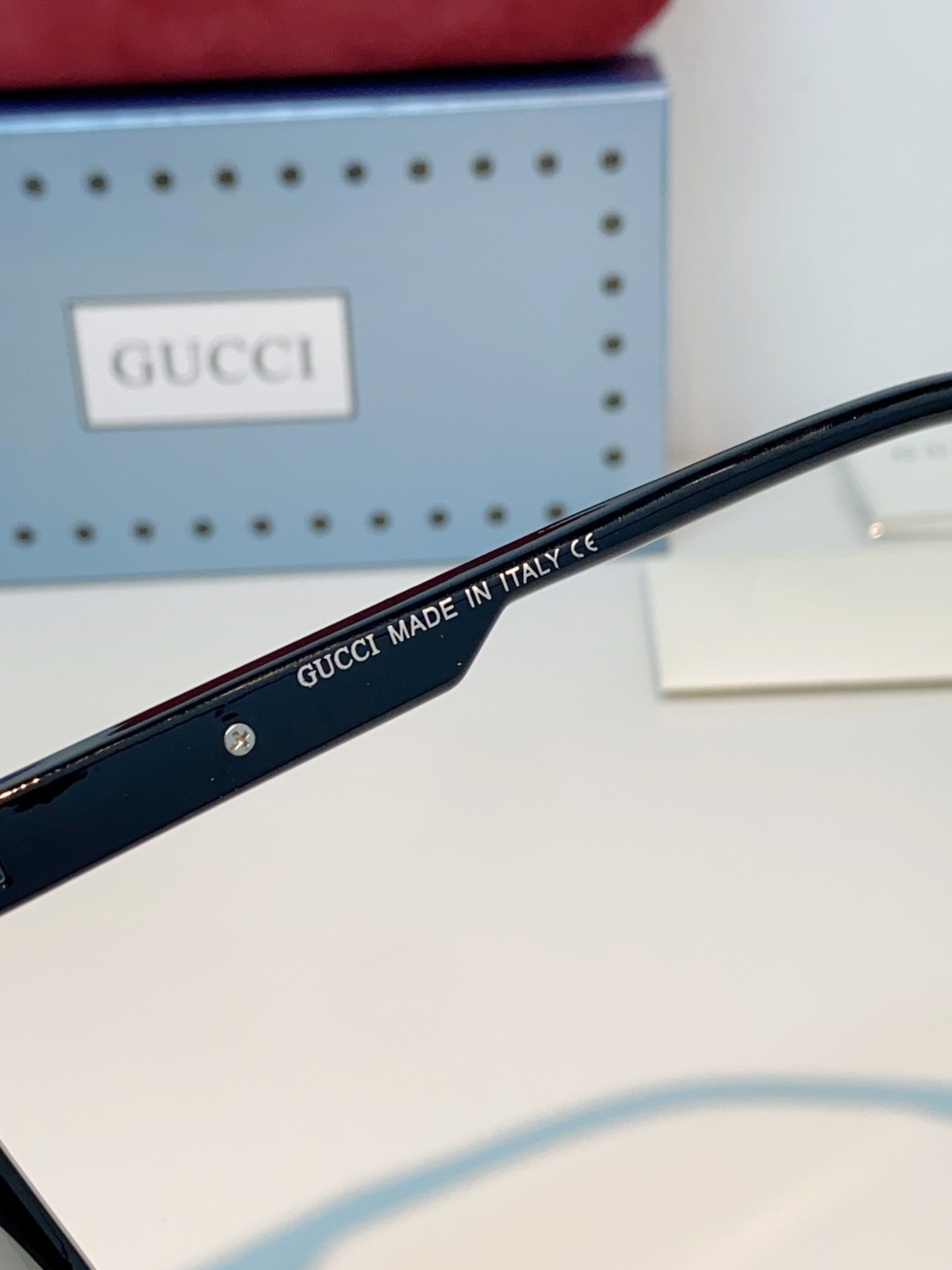 Gucci古奇 2026新款通体亮面醋酸材质打造硬朗大方框,线条利落规整,弱化面部轮廓棱角;圆脸佩戴收缩下颌显脸小,方脸 Gucci古奇 2026新款通体亮面醋酸材质打造硬朗大方框,线条利落规整,弱化面部轮廓棱角;圆脸佩戴收缩下颌显脸小,方脸