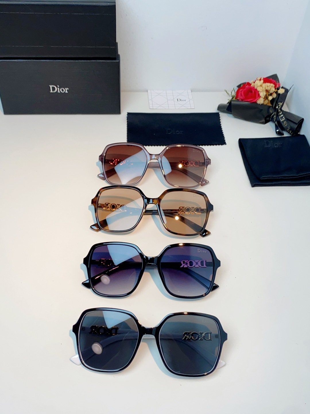 Dior迪奥 2026被颜值狠狠拿捏的Dior女士墨镜🕶️撞色镜框温柔又大气，大框版型对圆脸、方圆脸格外友好，一戴直接小
