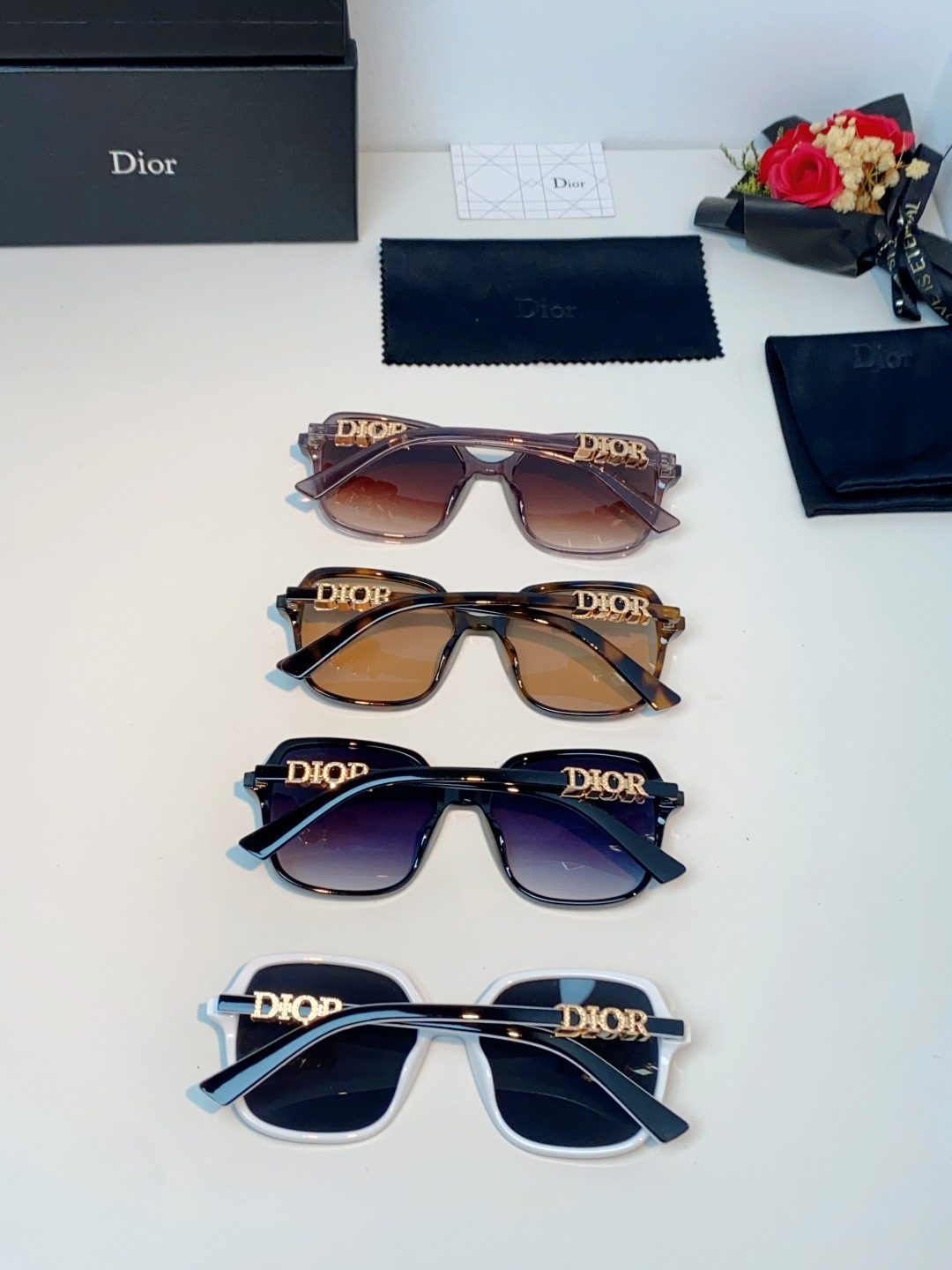 Dior迪奥 2026被颜值狠狠拿捏的Dior女士墨镜🕶️撞色镜框温柔又大气，大框版型对圆脸、方圆脸格外友好，一戴直接小