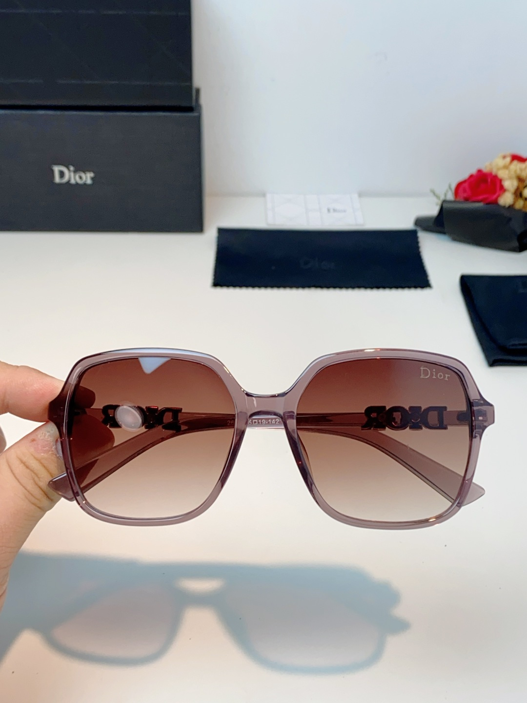 Dior迪奥 2026被颜值狠狠拿捏的Dior女士墨镜🕶️撞色镜框温柔又大气，大框版型对圆脸、方圆脸格外友好，一戴直接小