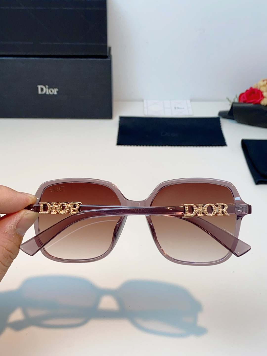 Dior迪奥 2026被颜值狠狠拿捏的Dior女士墨镜🕶️撞色镜框温柔又大气，大框版型对圆脸、方圆脸格外友好，一戴直接小