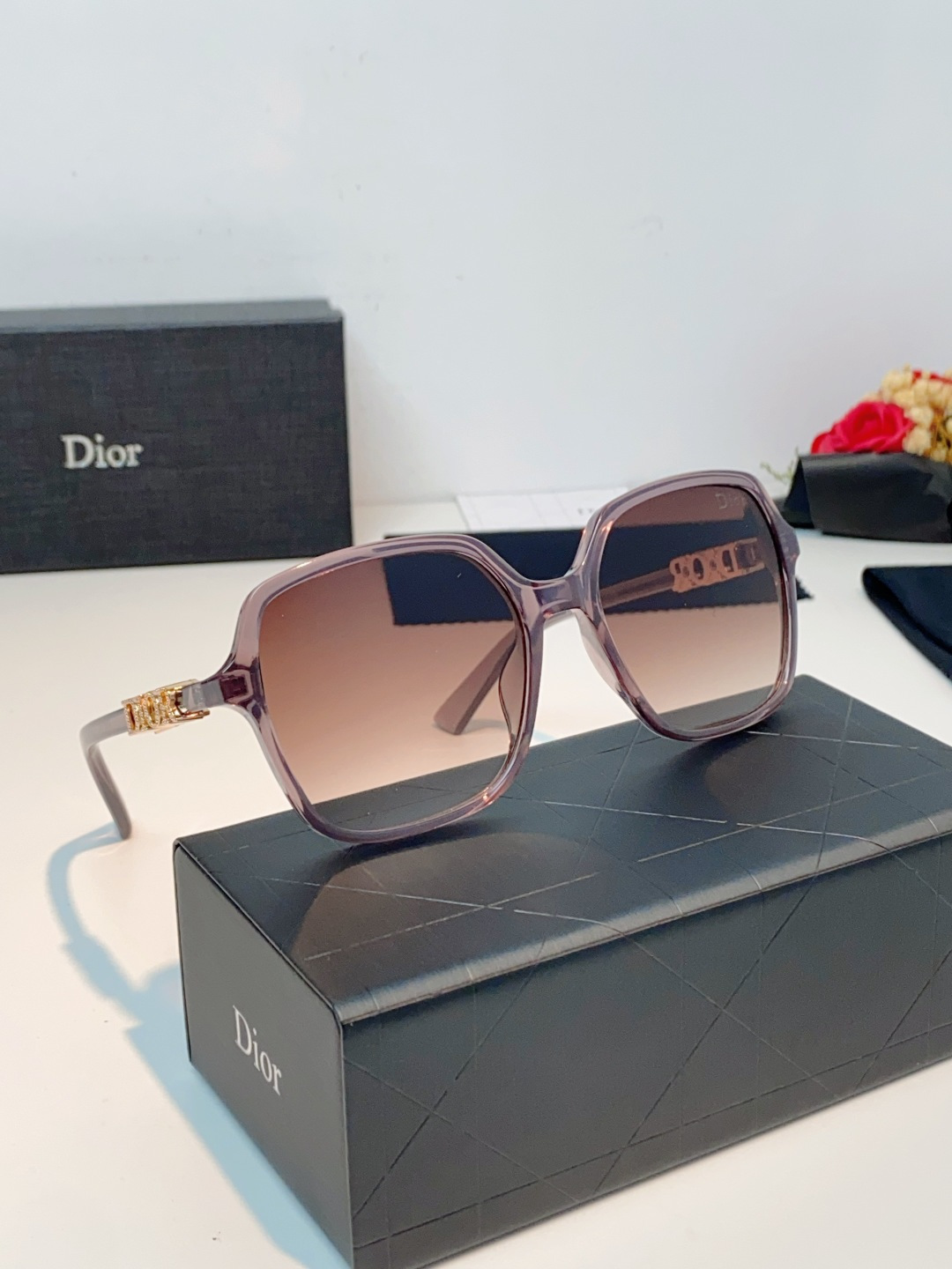 Dior迪奥 2026被颜值狠狠拿捏的Dior女士墨镜🕶️撞色镜框温柔又大气，大框版型对圆脸、方圆脸格外友好，一戴直接小