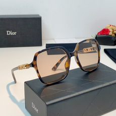 Dior迪奥 2026被颜值狠狠拿捏的Dior女士墨镜🕶️撞色镜框温柔又大气,大框版型对圆脸、方圆脸格外友好,一戴直接小 Dior迪奥 2026被颜值狠狠拿捏的Dior女士墨镜🕶️撞色镜框温柔又大气,大框版型对圆脸、方圆脸格外友好,一戴直接小