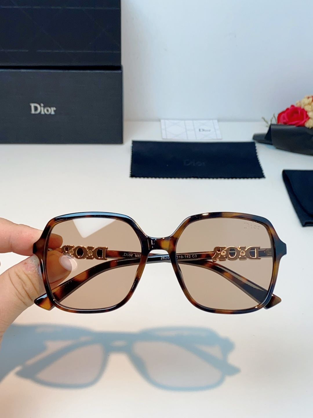 Dior迪奥 2026被颜值狠狠拿捏的Dior女士墨镜🕶️撞色镜框温柔又大气,大框版型对圆脸、方圆脸格外友好,一戴直接小 Dior迪奥 2026被颜值狠狠拿捏的Dior女士墨镜🕶️撞色镜框温柔又大气,大框版型对圆脸、方圆脸格外友好,一戴直接小