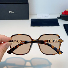 Dior迪奥 2026被颜值狠狠拿捏的Dior女士墨镜🕶️撞色镜框温柔又大气,大框版型对圆脸、方圆脸格外友好,一戴直接小 Dior迪奥 2026被颜值狠狠拿捏的Dior女士墨镜🕶️撞色镜框温柔又大气,大框版型对圆脸、方圆脸格外友好,一戴直接小