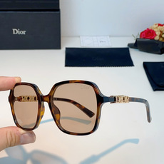 Dior迪奥 2026被颜值狠狠拿捏的Dior女士墨镜🕶️撞色镜框温柔又大气,大框版型对圆脸、方圆脸格外友好,一戴直接小 Dior迪奥 2026被颜值狠狠拿捏的Dior女士墨镜🕶️撞色镜框温柔又大气,大框版型对圆脸、方圆脸格外友好,一戴直接小