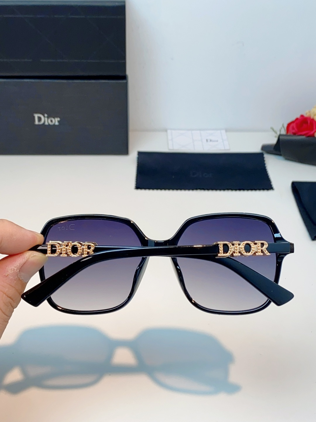 Dior迪奥 2026被颜值狠狠拿捏的Dior女士墨镜🕶️撞色镜框温柔又大气,大框版型对圆脸、方圆脸格外友好,一戴直接小 Dior迪奥 2026被颜值狠狠拿捏的Dior女士墨镜🕶️撞色镜框温柔又大气,大框版型对圆脸、方圆脸格外友好,一戴直接小