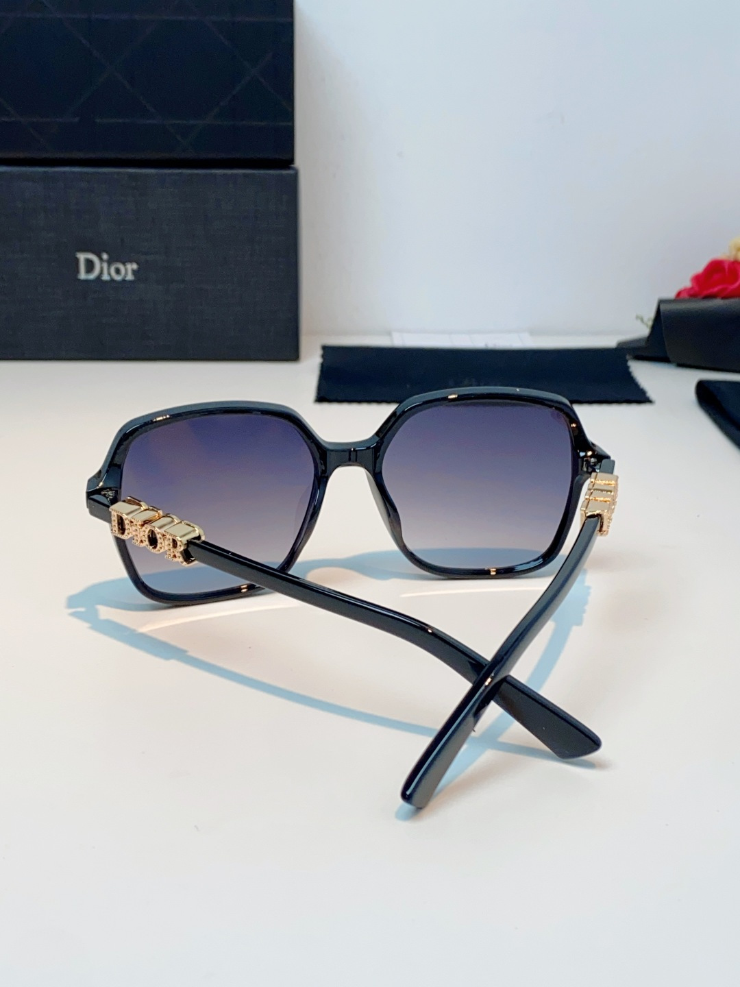 Dior迪奥 2026被颜值狠狠拿捏的Dior女士墨镜🕶️撞色镜框温柔又大气,大框版型对圆脸、方圆脸格外友好,一戴直接小 Dior迪奥 2026被颜值狠狠拿捏的Dior女士墨镜🕶️撞色镜框温柔又大气,大框版型对圆脸、方圆脸格外友好,一戴直接小