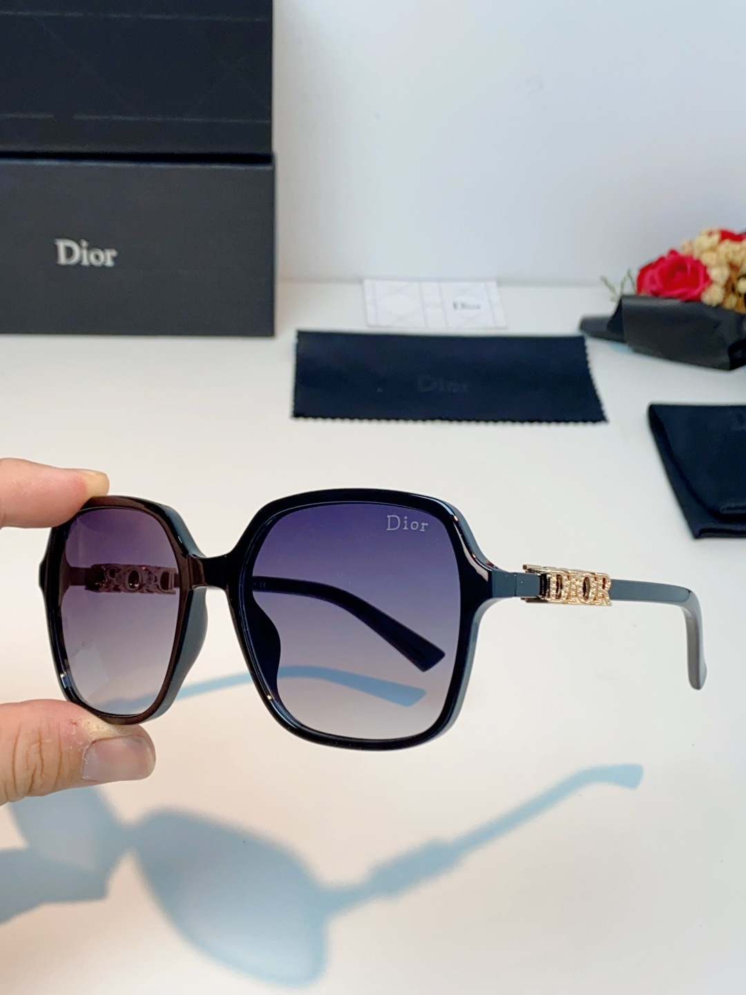 Dior迪奥 2026被颜值狠狠拿捏的Dior女士墨镜🕶️撞色镜框温柔又大气,大框版型对圆脸、方圆脸格外友好,一戴直接小 Dior迪奥 2026被颜值狠狠拿捏的Dior女士墨镜🕶️撞色镜框温柔又大气,大框版型对圆脸、方圆脸格外友好,一戴直接小
