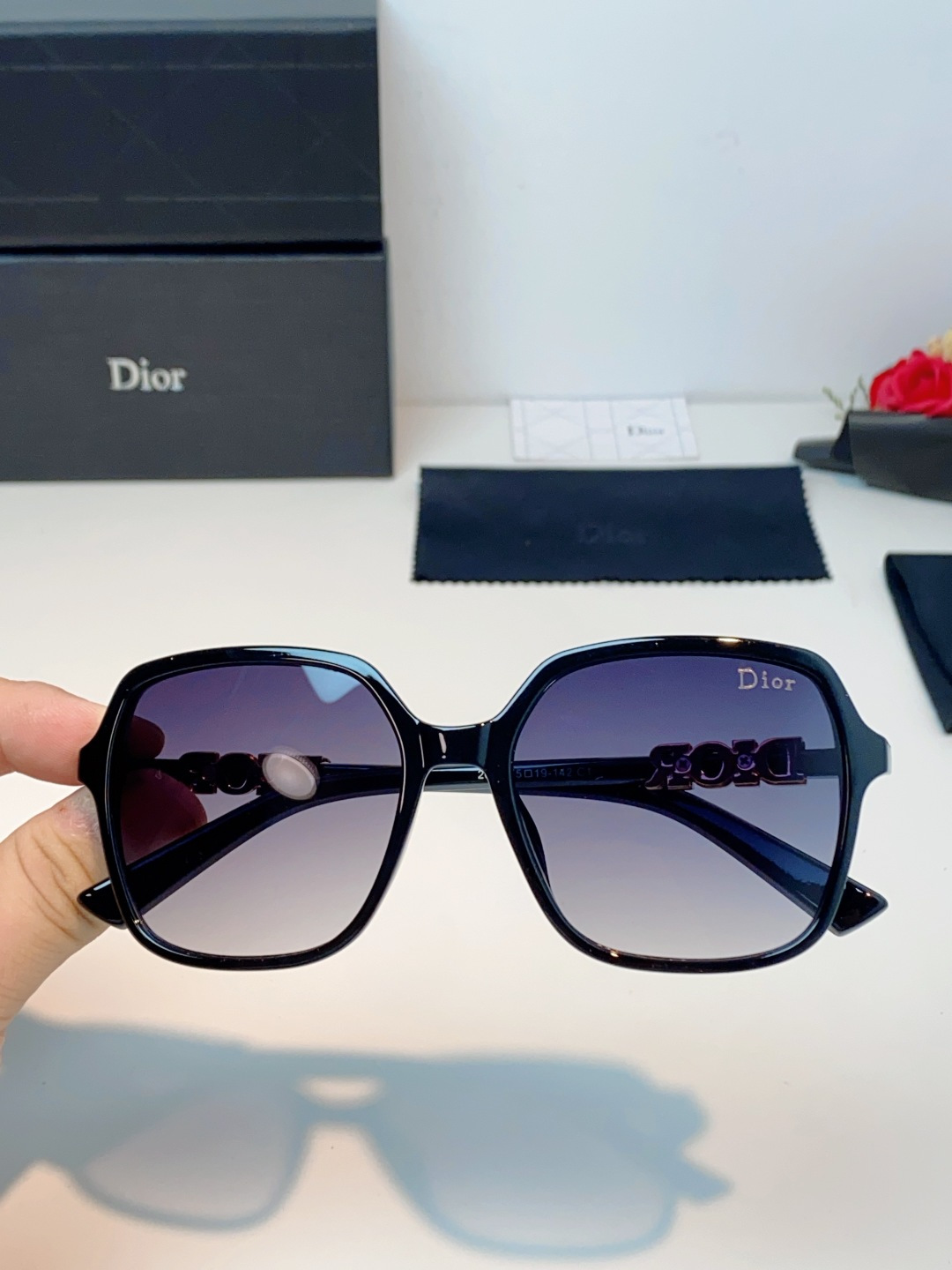 Dior迪奥 2026被颜值狠狠拿捏的Dior女士墨镜🕶️撞色镜框温柔又大气,大框版型对圆脸、方圆脸格外友好,一戴直接小 Dior迪奥 2026被颜值狠狠拿捏的Dior女士墨镜🕶️撞色镜框温柔又大气,大框版型对圆脸、方圆脸格外友好,一戴直接小