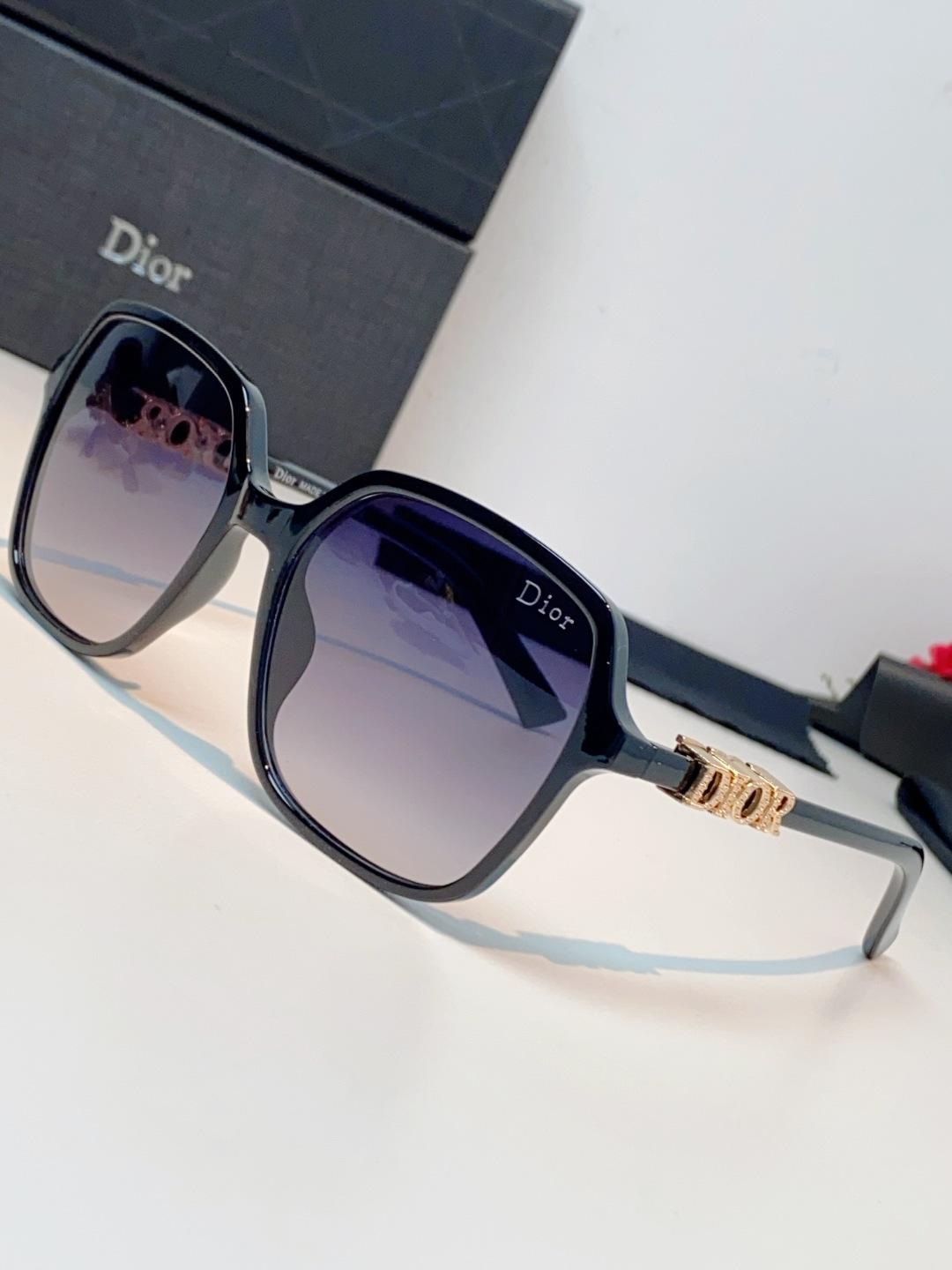 Dior迪奥 2026被颜值狠狠拿捏的Dior女士墨镜🕶️撞色镜框温柔又大气,大框版型对圆脸、方圆脸格外友好,一戴直接小 Dior迪奥 2026被颜值狠狠拿捏的Dior女士墨镜🕶️撞色镜框温柔又大气,大框版型对圆脸、方圆脸格外友好,一戴直接小