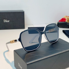 Dior迪奥 2026被颜值狠狠拿捏的Dior女士墨镜🕶️撞色镜框温柔又大气,大框版型对圆脸、方圆脸格外友好,一戴直接小 Dior迪奥 2026被颜值狠狠拿捏的Dior女士墨镜🕶️撞色镜框温柔又大气,大框版型对圆脸、方圆脸格外友好,一戴直接小
