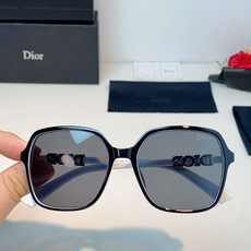 Dior迪奥 2026被颜值狠狠拿捏的Dior女士墨镜🕶️撞色镜框温柔又大气,大框版型对圆脸、方圆脸格外友好,一戴直接小 Dior迪奥 2026被颜值狠狠拿捏的Dior女士墨镜🕶️撞色镜框温柔又大气,大框版型对圆脸、方圆脸格外友好,一戴直接小