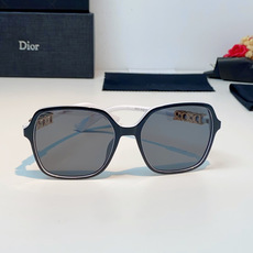 Dior迪奥 2026被颜值狠狠拿捏的Dior女士墨镜🕶️撞色镜框温柔又大气,大框版型对圆脸、方圆脸格外友好,一戴直接小 Dior迪奥 2026被颜值狠狠拿捏的Dior女士墨镜🕶️撞色镜框温柔又大气,大框版型对圆脸、方圆脸格外友好,一戴直接小