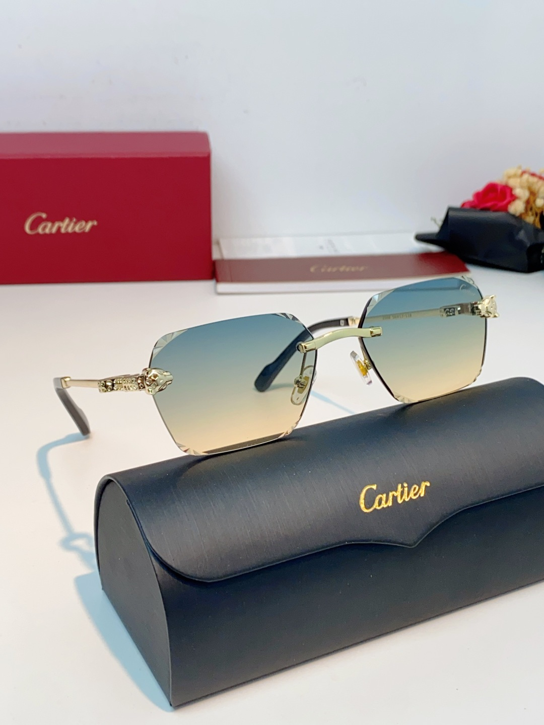 Cartier卡地亚 2026新款采用无边框钻石切边工艺,镜片打造利落多边菱形轮廓,线条锐利精致;无框设计弱化笨重感,轻 Cartier卡地亚 2026新款采用无边框钻石切边工艺,镜片打造利落多边菱形轮廓,线条锐利精致;无框设计弱化笨重感,轻