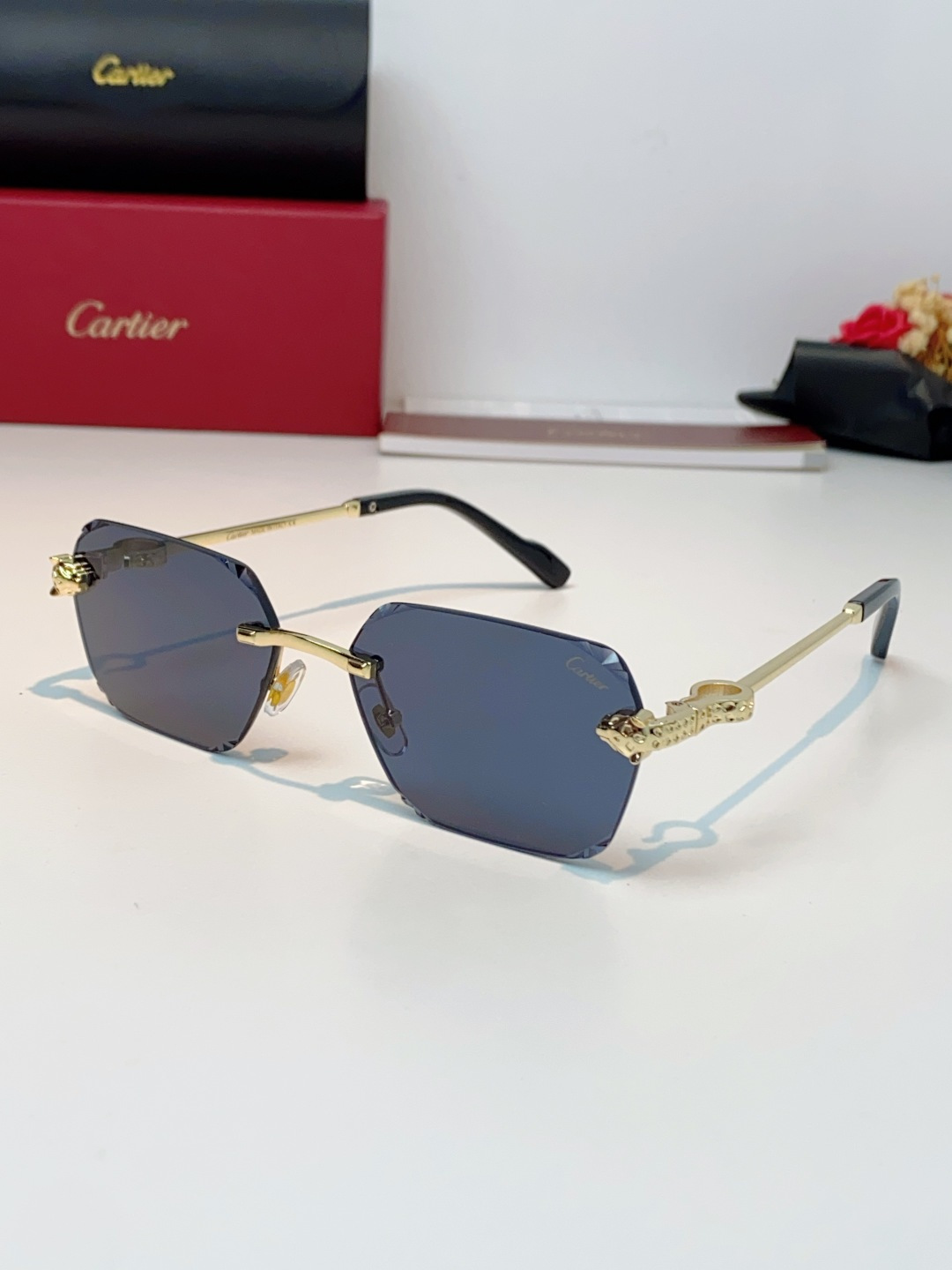 Cartier卡地亚 2026新款采用无边框钻石切边工艺,镜片打造利落多边菱形轮廓,线条锐利精致;无框设计弱化笨重感,轻 Cartier卡地亚 2026新款采用无边框钻石切边工艺,镜片打造利落多边菱形轮廓,线条锐利精致;无框设计弱化笨重感,轻