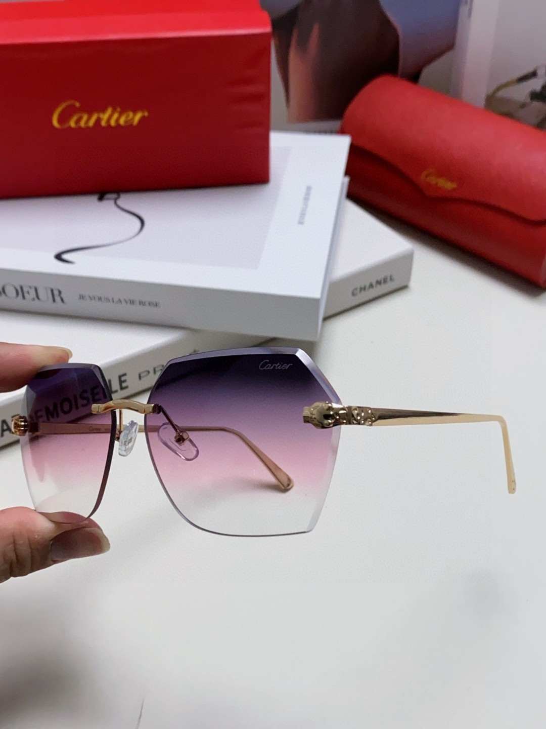 Cartier卡地亚 2026新款无框太阳镜女 经典豹子镜腿🐆 钻石切边高级感渐变色墨镜大框 