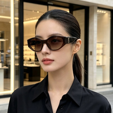 SAINT LAURENT圣罗兰 2026冷感辣妹本命墨镜,利落窄版猫眼轮廓,自带拽姐气场 亮镜框搭配镜腿标志性YSL金 SAINT LAURENT圣罗兰 2026冷感辣妹本命墨镜,利落窄版猫眼轮廓,自带拽姐气场 亮镜框搭配镜腿标志性YSL金