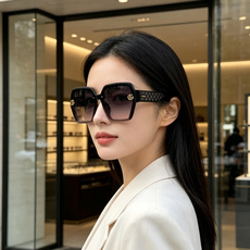 GUCCI古奇 2026大框方形太阳镜 亮粗框搭配标志性金色双G金属徽标 镜腿经典老花织纹元素,品牌氛围感拉满 宽大方框 GUCCI古奇 2026大框方形太阳镜 亮粗框搭配标志性金色双G金属徽标 镜腿经典老花织纹元素,品牌氛围感拉满 宽大方框