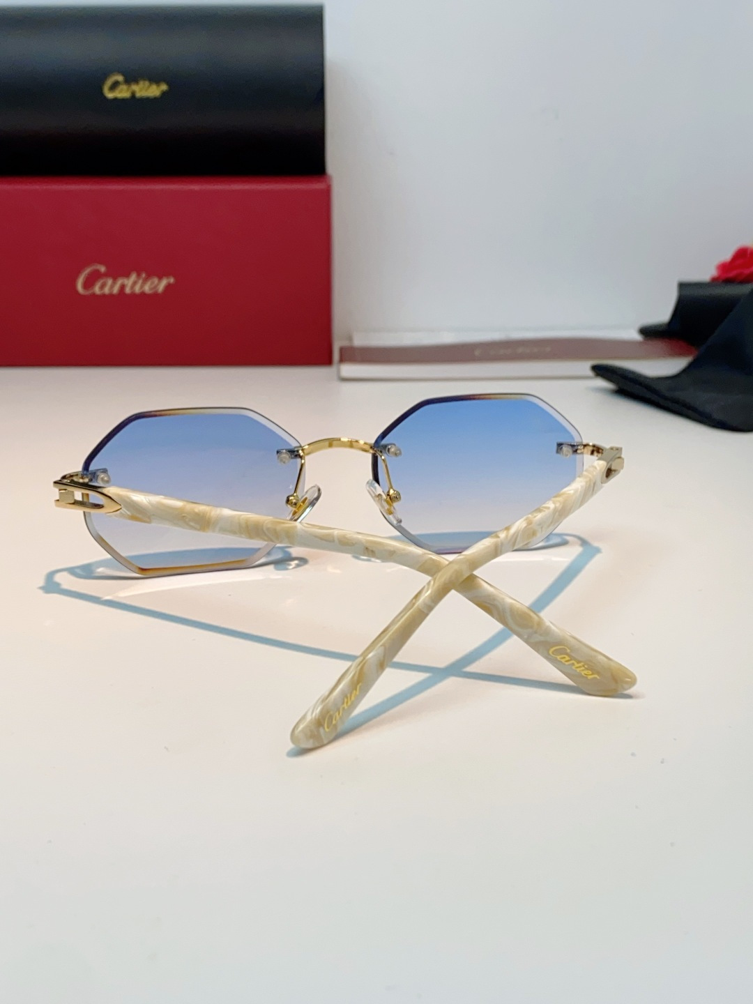 Cartier卡地亚 2026新款自带贵气滤镜,利落八角切割镜片,无框设计高级感拉满 低调奢华,不张扬的豪门氛围感 上脸 Cartier卡地亚 2026新款自带贵气滤镜,利落八角切割镜片,无框设计高级感拉满 低调奢华,不张扬的豪门氛围感 上脸