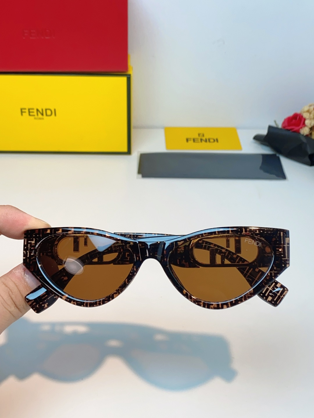 Fendi芬迪 欧美小猫眼 太阳镜 时尚金属标墨镜 高档大气款 百搭  女士墨镜 爆款单品
