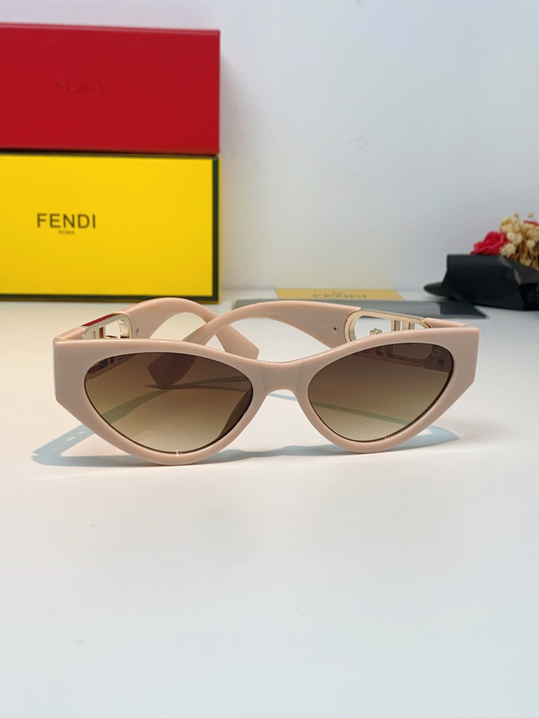 Fendi芬迪 欧美小猫眼 太阳镜 时尚金属标墨镜 高档大气款 百搭  女士墨镜 爆款单品