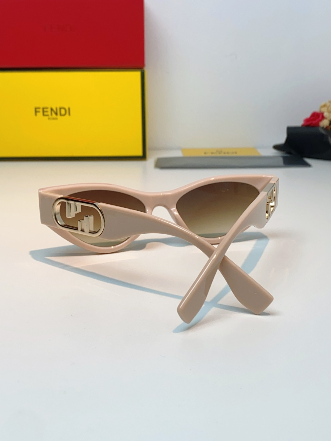 Fendi芬迪 欧美小猫眼 太阳镜 时尚金属标墨镜 高档大气款 百搭  女士墨镜 爆款单品