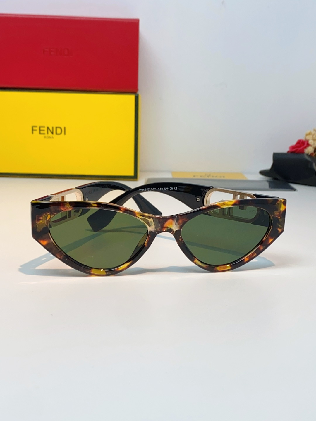 Fendi芬迪 欧美小猫眼 太阳镜 时尚金属标墨镜 高档大气款 百搭  女士墨镜 爆款单品