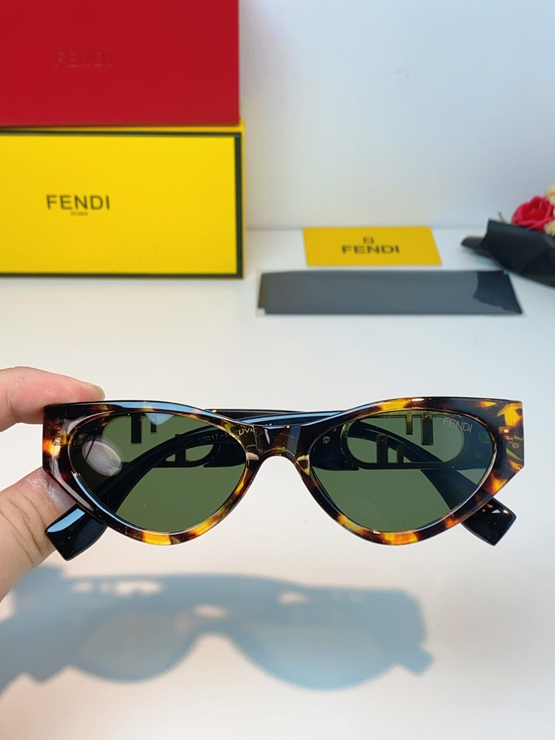 Fendi芬迪 欧美小猫眼 太阳镜 时尚金属标墨镜 高档大气款 百搭  女士墨镜 爆款单品