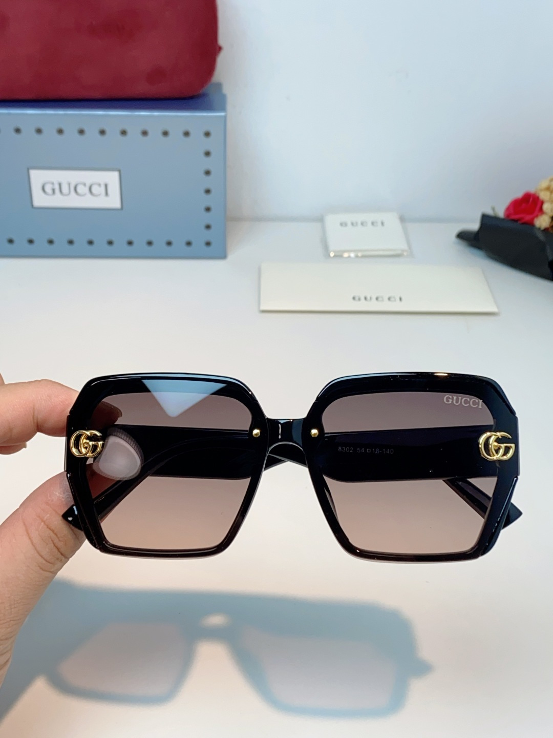 GUCCI古奇 2026大框方形太阳镜 亮粗框搭配标志性金色双G金属徽标 镜腿经典老花织纹元素,品牌氛围感拉满 宽大方框 GUCCI古奇 2026大框方形太阳镜 亮粗框搭配标志性金色双G金属徽标 镜腿经典老花织纹元素,品牌氛围感拉满 宽大方框