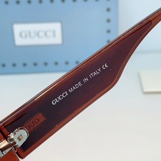 GUCCI古奇 2026大框方形太阳镜 亮粗框搭配标志性金色双G金属徽标 镜腿经典老花织纹元素,品牌氛围感拉满 宽大方框 GUCCI古奇 2026大框方形太阳镜 亮粗框搭配标志性金色双G金属徽标 镜腿经典老花织纹元素,品牌氛围感拉满 宽大方框
