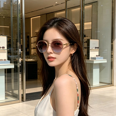 Gucci古奇 2026被问爆的八角墨镜🕶️ 高级感八角金属镜框,不挑脸型! 巧妙修饰颧骨方圆脸直接闭眼冲✨ 镜腿标志性 Gucci古奇 2026被问爆的八角墨镜🕶️ 高级感八角金属镜框,不挑脸型! 巧妙修饰颧骨方圆脸直接闭眼冲✨ 镜腿标志性